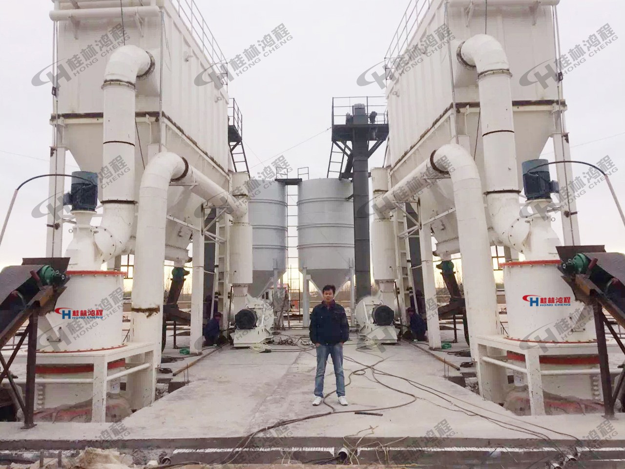 非礦立式磨供應(yīng)商非礦立式磨廠家HCH超細(xì)環(huán)輥磨粉機