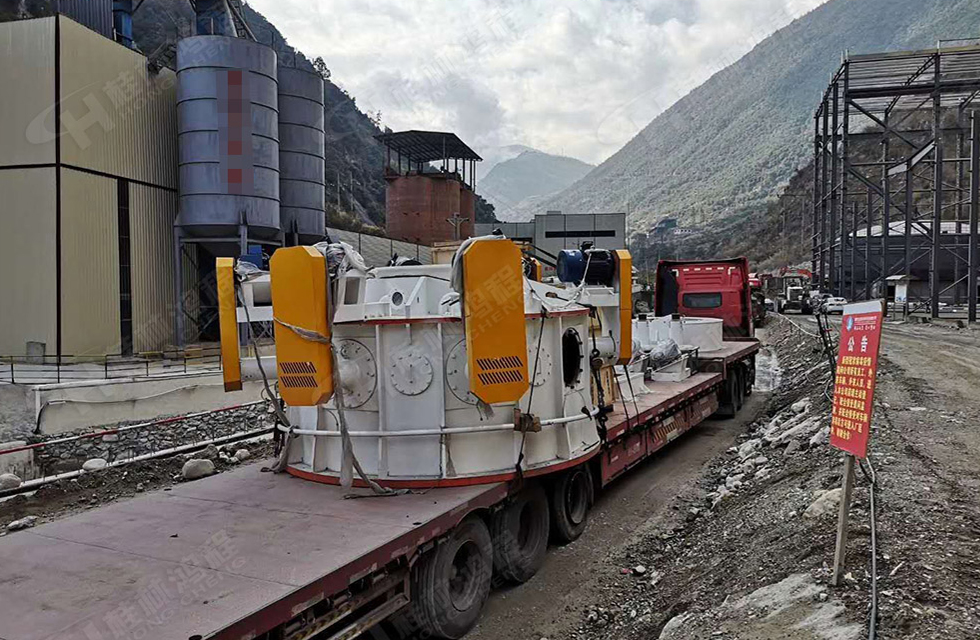 廣西桂林鴻程磨粉機董事長容棟國、總經(jīng)理林總親臨磨機安裝現(xiàn)場指導工作