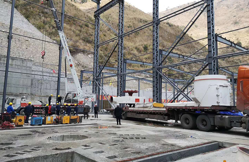 廣西桂林鴻程磨粉機董事長容棟國、總經(jīng)理林總親臨磨機安裝現(xiàn)場指導工作