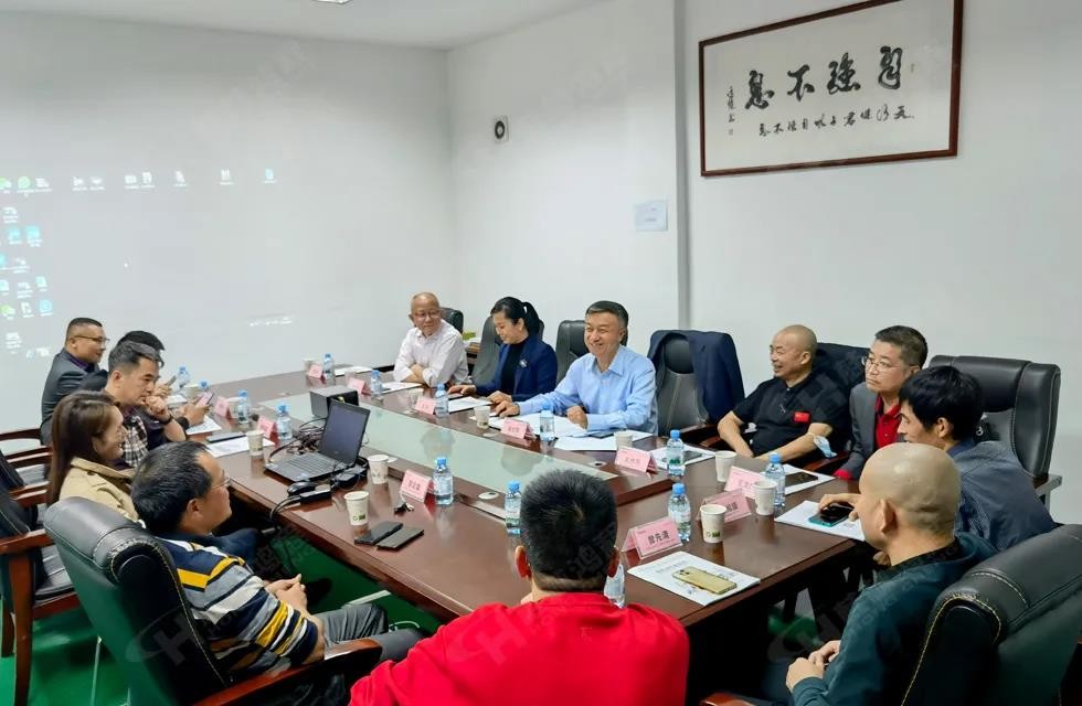 歡迎廣西塑料行業(yè)協(xié)會一行蒞臨桂林鴻程礦山機(jī)械廠參觀指導(dǎo)！