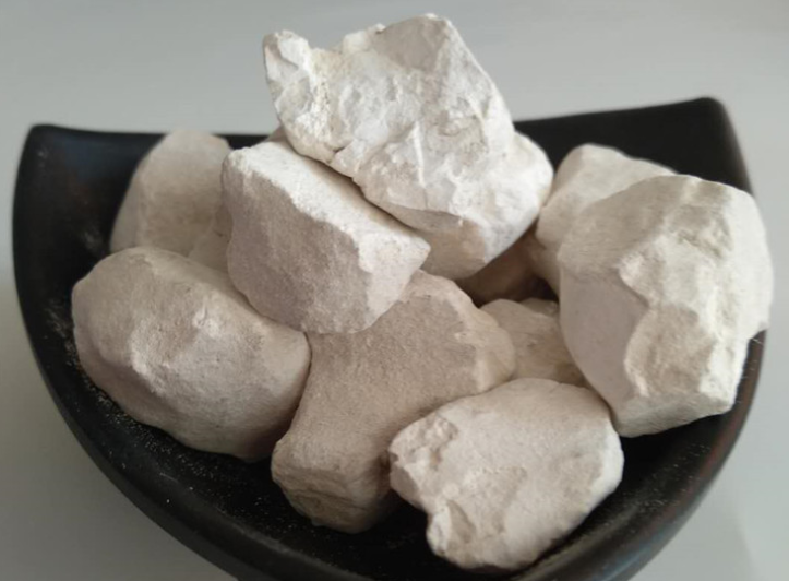 生石灰燒完還要磨粉嗎？生石灰塊磨粉機(jī)