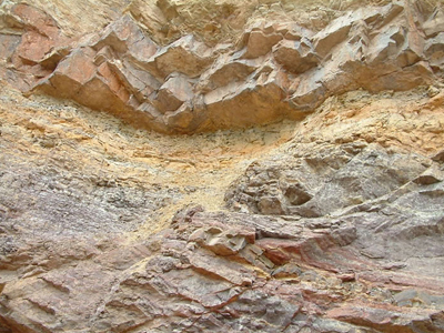 嫩泥，是一種土黃色，灰白色為主的雜色黏土